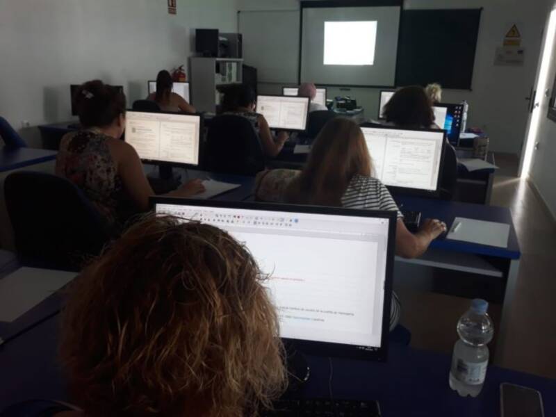 Igualdad comienza dos talleres en los que más de veinte mujeres se forman en habilidades digitales