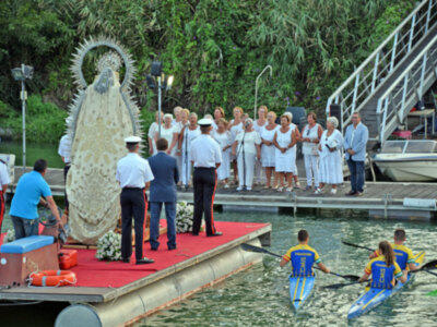 La Virgen del Carmen navegó el Guadalquivir con ofrenda de flores de las instituciones deportiva a la orilla derecha del río
