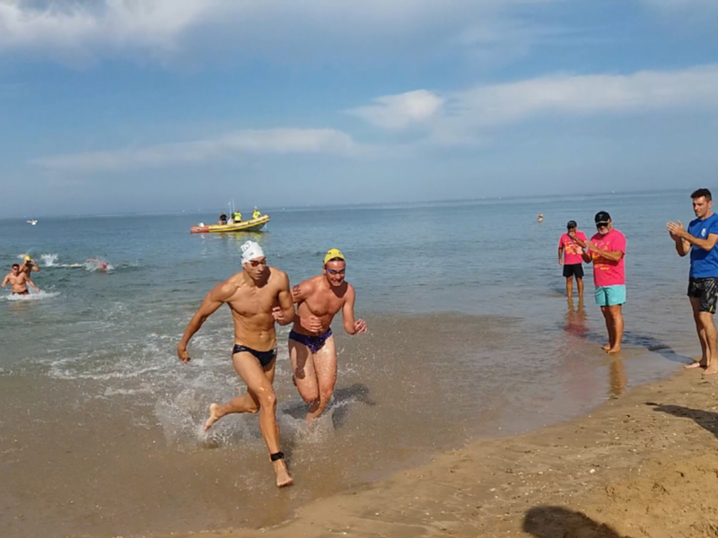 Raúl Reyes se impone en un apretadísimo final en la prueba absoluta de la Travesía a nado Picoco-Playa de Regla