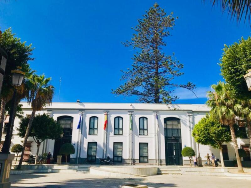 Chipiona recibirá 335.000 euros del nuevo Plan Invierte de Diputación para el arreglo de zonas peatonales, equipamiento deportivo y parque móvil