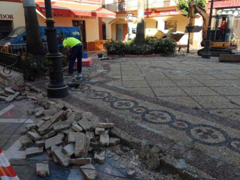 El Ayuntamiento inicia el arreglo de desperfectos en la Plaza Pío XII a través del Plan Invierte de Diputación