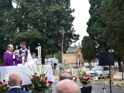 La Solemne Eucaristía en el día de la Conmemoración de los Fieles Difuntos en el cementerio de Sevilla, fue presidida por Monseñor Juan José Asenjo.