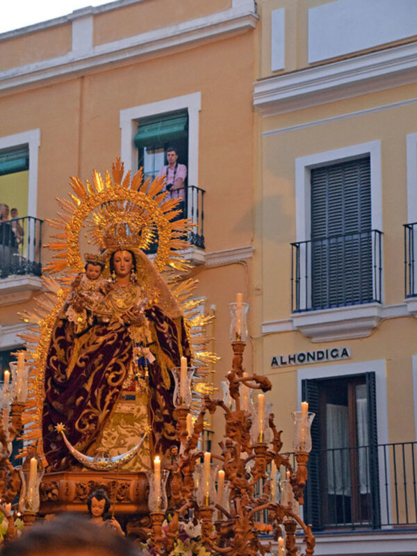 La Virgen del Rosario procesionó por su barrio de Santa Catalina.