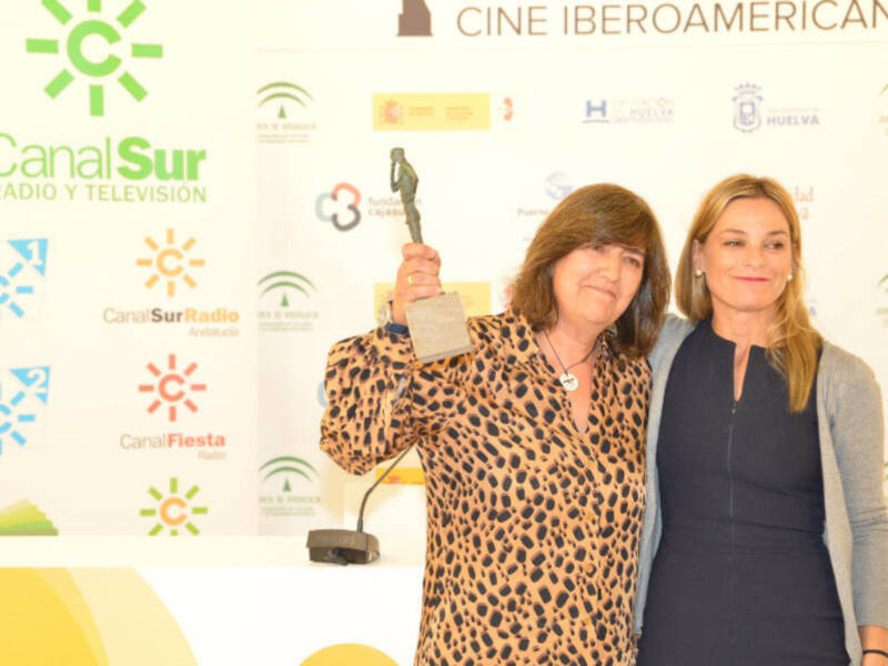 Remedios Malvárez recibe el Premio Mejor Cineasta de Andalucía que Canal Sur otorga en el Festival de Huelva