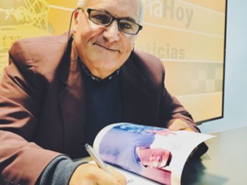 Sebastián Tirado presenta en Radio Chipiona ‘Cádiz para comérselo’, el libro sobre cocina que ha realizado junto al chef Dani Martínez