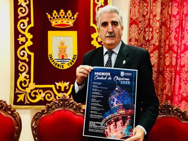 Luis Mario Aparcero presenta el cartel anunciador de los premios ‘Ciudad de Chipiona 2020’ tras su aprobación en pleno