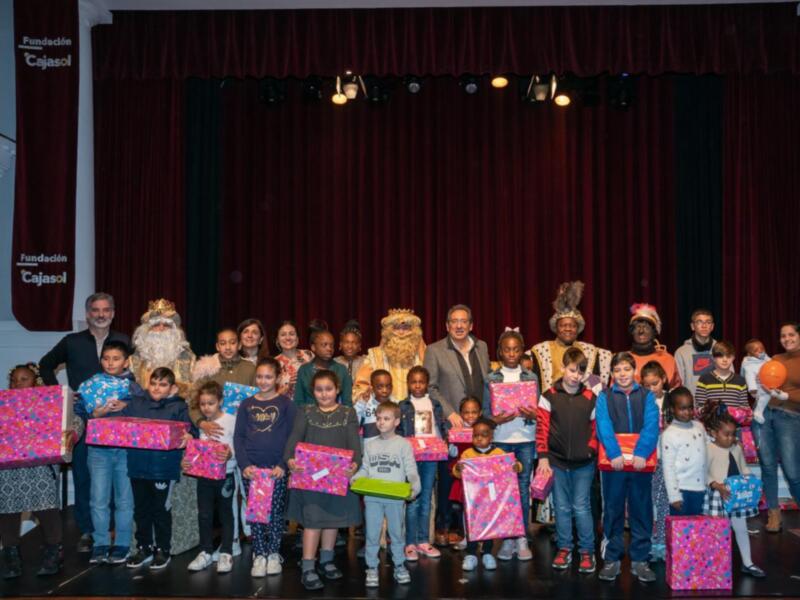 La Fundación Cajasol entrega más de 1000 juguetes a los niños y niñas de las asociaciones y entidades colaboradoras de  Sevilla, Huelva, Córdoba