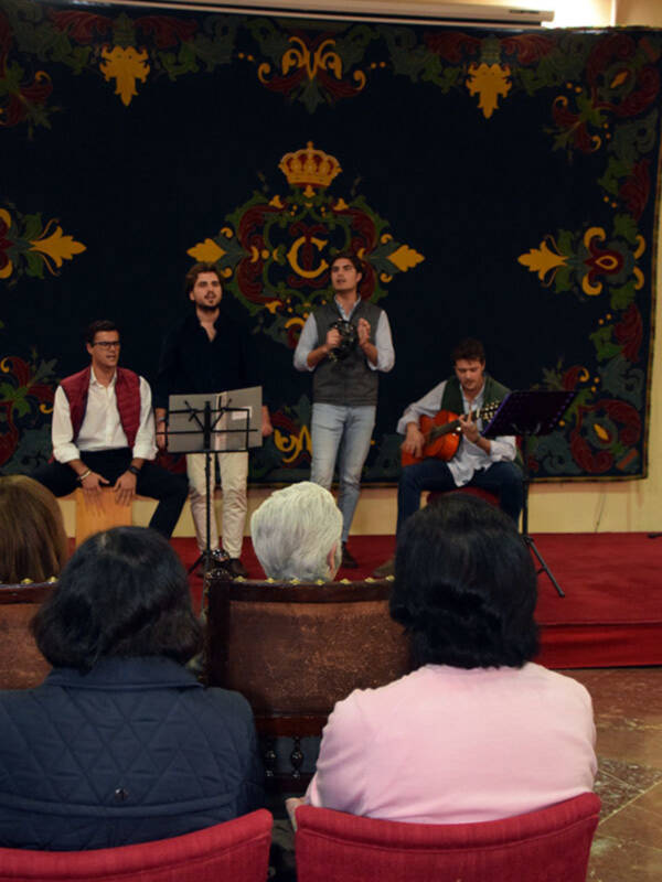 El grupo  de “Los toneleros” actuaron en el Real Círculo de Labradores.