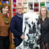 El diseñador Jasper Conran visita el taller de Lina 1960