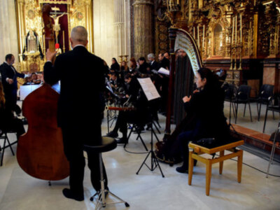 La parte musical del acto litúrgico fue el magnifico coro  y la orquesta “Sacra Hispalis” dirigido por su director Fernando Aguila Masía.