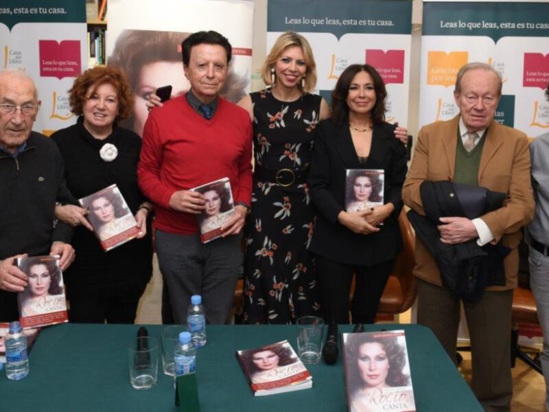 Ortega Cano , Isabel Gemio y Jose Manuel Parada en la presentación de ‘Canta, Rocío, canta’ en la Casa del Libro de Madrid