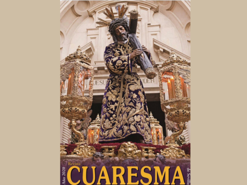 Imagen de una figura religiosa vestida con trajes elaborados y sosteniendo un objeto. Contexto: procesión religiosa o festividad.