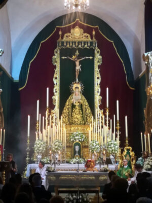 La Stma. Virgen de las Angustias Coronada de Alcalá del Río ya preside en su altar de Novena, en el presbiterio de la Real Ermita de San Gregorio de O