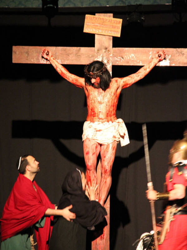 La Hermandad de la Vera-cruz de Alcalá del Río ha realizado una obra teatral benéfica con el título “Pasión y Triunfo”