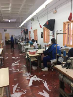 Internos del Centro Penitenciario Sevilla I comienzan a fabricar batas sanitarias