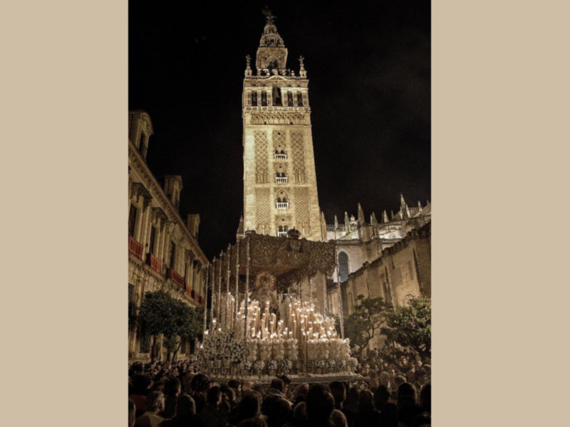 Una editorial andaluza reedita 'Cómo llora Sevilla' , considerada la «biblia» de las celebraciones  de la ciudad., EN EL COMERCIO DE ASTURIAS