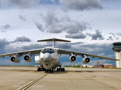 Un helicóptero de la Unidad Militar de Emergencia (UME) moviliza a todo tipo de vivires diversos para personas necesitadas.