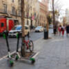 Patinetes, bicicletas y alcorques.
