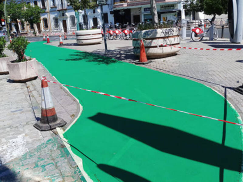 El período de confinamiento se aprovecha para hacer obras de mejora en el carril bici de Sevilla.