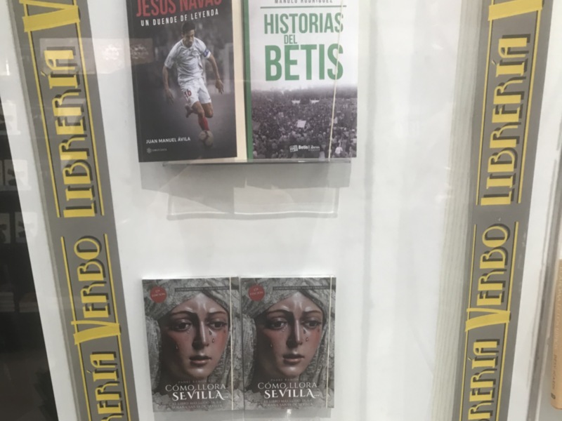 Abierto desde hoy Librería teatro Verbo de la calle Sierpes donde pueden adquirir Cómo llora Sevilla del Padre Cué en una edición nueva número 17 