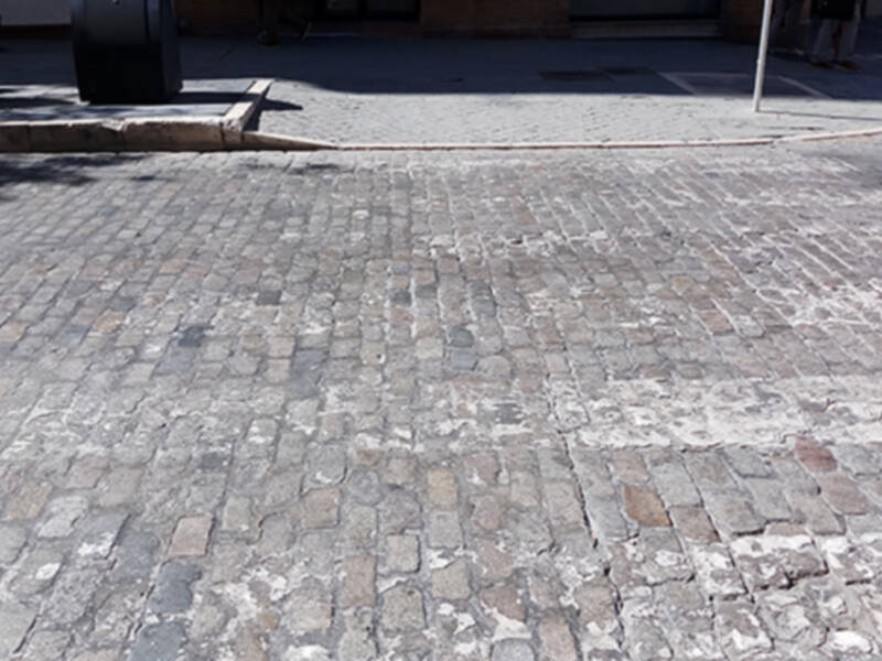 Sevilla tiene abandonados los pasos de cebra por falta de mantenimiento