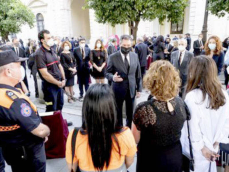El Ayuntamiento de Sevilla recuerda a las víctimas de la COVID-19 con un acto de homenaje a la labor de la plantilla municipal en esta pandemia
