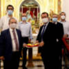 Juan Carlos Cabrera cede su fajín de teniente  de alcalde a la Divina Pastora de Santa Marina. 
