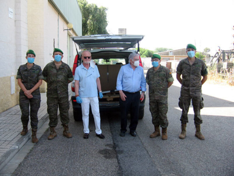 El Ejército de tierra entrega al centro de cáritas del Pumarejo mantas para las familias más necesitadas