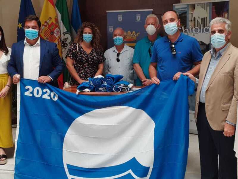 Miguel Rodríguez Rodríguez hace entrega de las Banderas Azules al alcalde de Chipiona 
