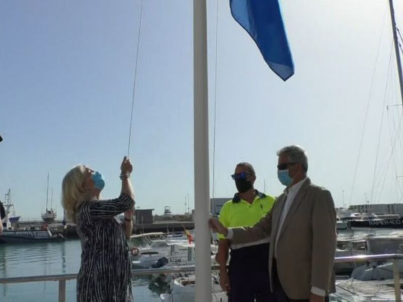 La Bandera Azul de los Mares Limpios de Europa ondea un año más en el puerto deportivo de Chipiona
