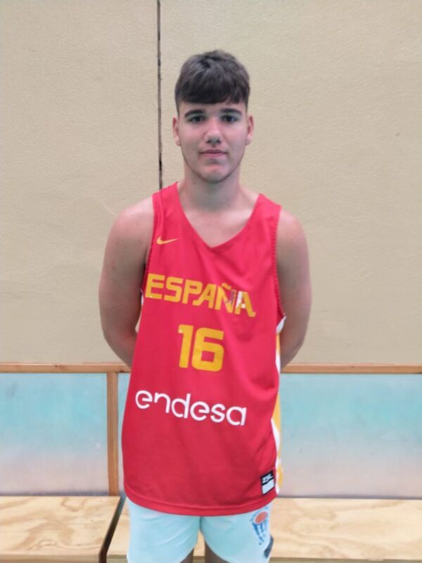 El joven baloncestista chipionero David Jiménez cierra una temporada se prepara para debutar en la liga EBA