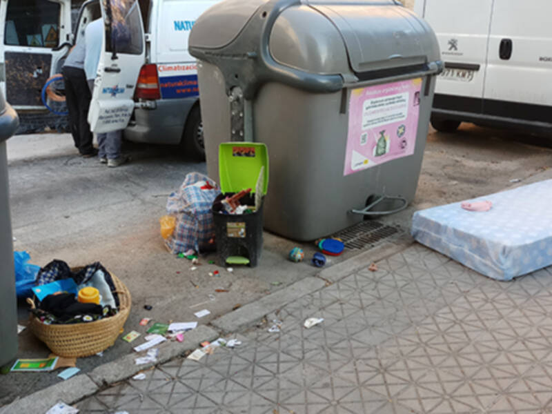 Muebles y enseres en la vía pública, los colchones.