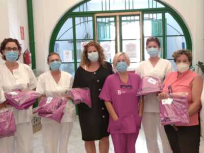Equipo de enfermeras en un hospital, con paquetes de ropa interior rosa.