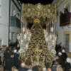 Obra del diseñador Miguel Ferrera, muestra la paloma del manto de viernes Santo de la Virgen portando la corona de oro.