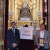 El hermano mayor de la Soledad de Alcalá del Río, Luis Carlos Velázquez, y el diseñador del logotipo, Miguel Ferrera, en su presentación.