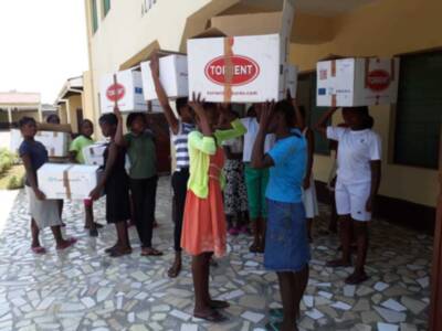 Madre Coraje reanuda sus envíos humanitarios cargando un contenedor con 8.600 kilos de materiales hacia Mozambique