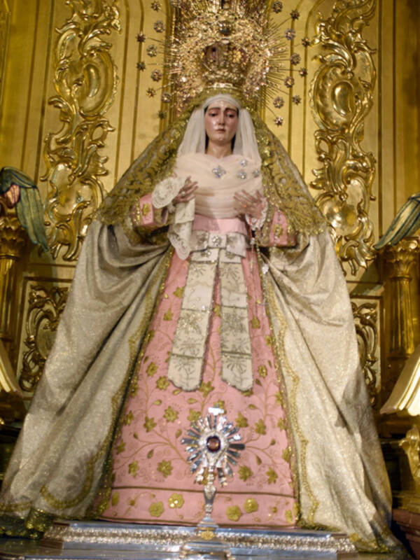 María Santísima de las Angustias ataviada para el tiempo estival
