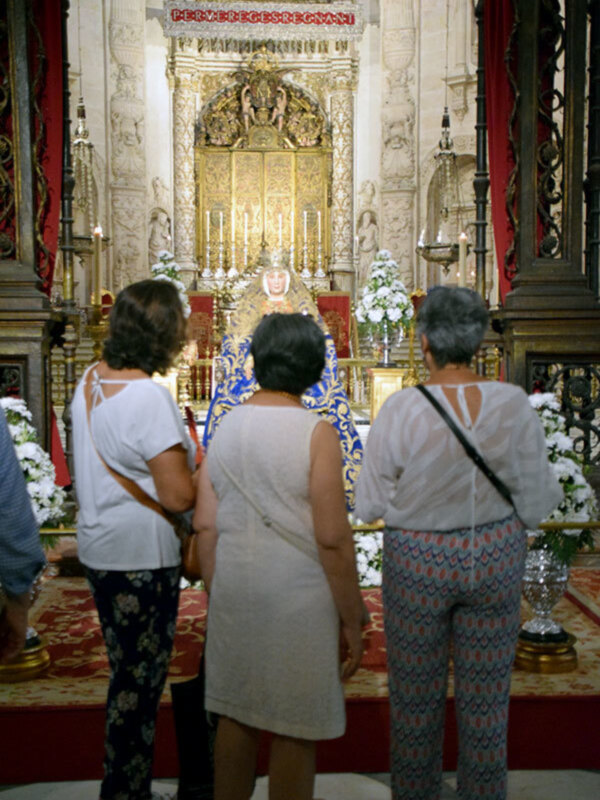 La Patrona Sevillana, la Virgen de los Reyes ya está de Culto en el primero de los Besamanos.