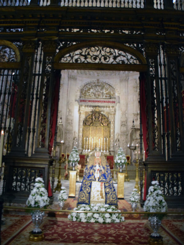 La Virgen de los Reyes ha salido al encuentro de los sevillanos en el perímetro de la Capilla  Real.