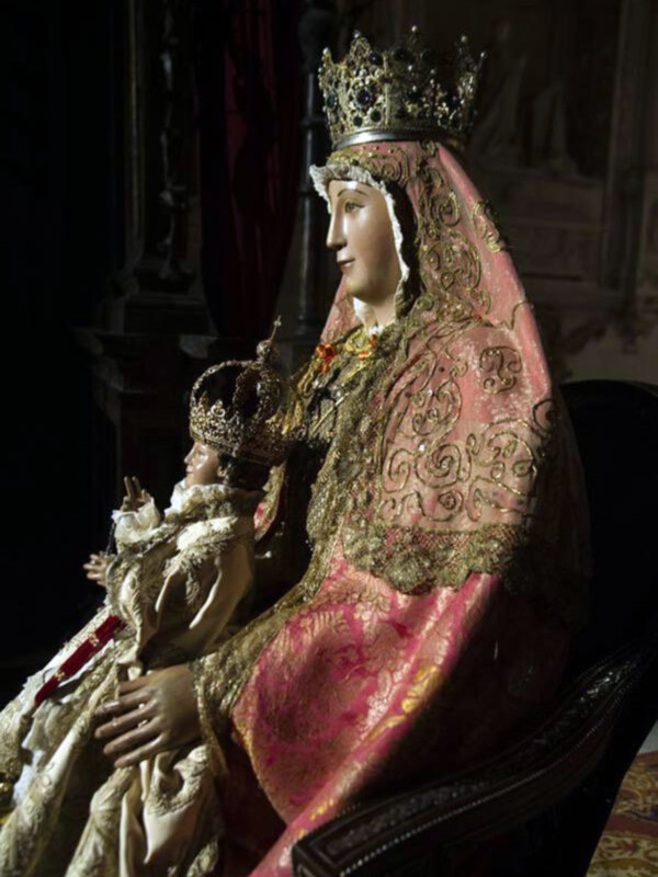 Miles de devotos a la patrona de Sevilla volverá a una reverencia ante su regreso a su camarín. 