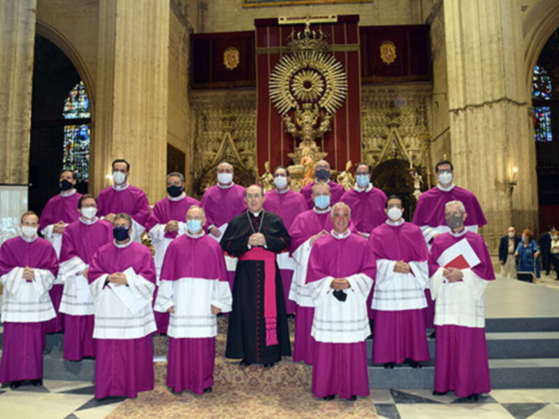 Trece nuevos canónigos del Cabildo Catedral tomó posesión este sábado en la Seo hispalense.
