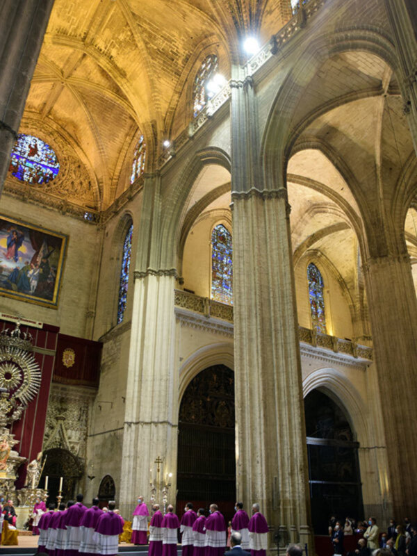 Después de las oraciones iniciales se han presentando aquellos sacerdotes que han sido elegidos.