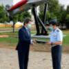 La inauguración de un monumento de un avión HA-200 “Saeta”.
