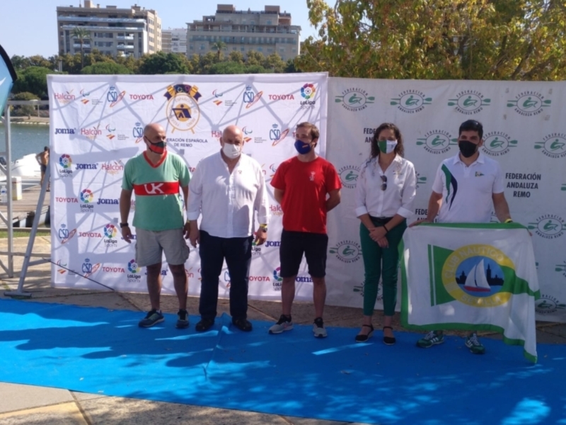 Equipo de atletas posando en el podio, con banderas y logotipos de la Federación Española de Natación.