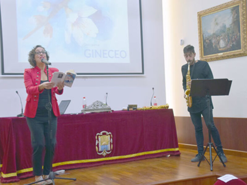 El saxofonista Álvaro Mimbrero Gata puso su música a la presentación del poemario “Gineceo” en el Ateneo Hispalense