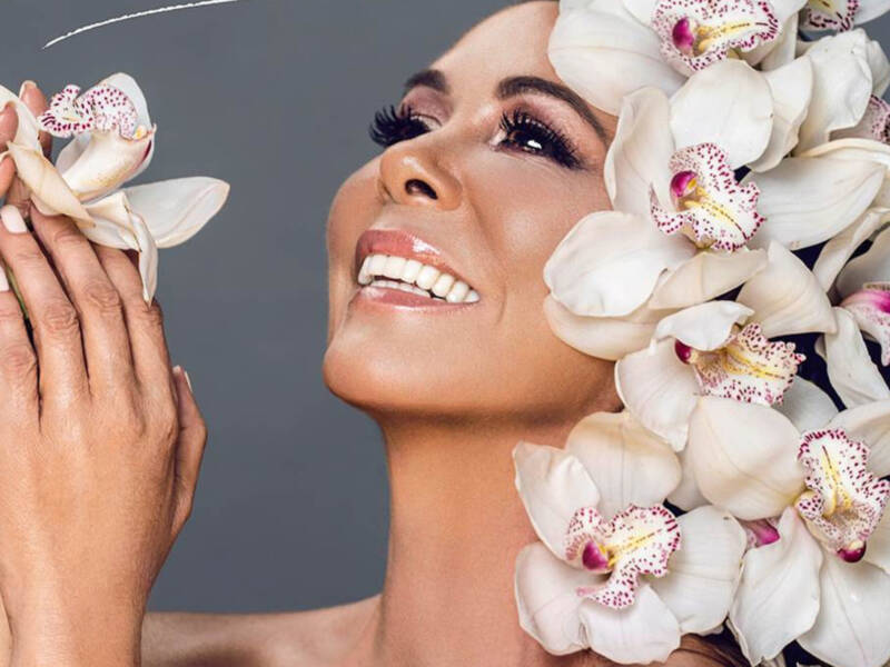 Isabel Pantoja muestra su imagen más sexy en la portada de su nuevo disco, a la venta el 27 de noviembre.