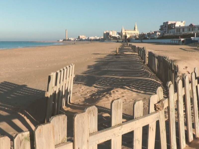 Lucas Díaz anuncia el inicio de la colocación de retenedores de arena en las playas de Chipiona