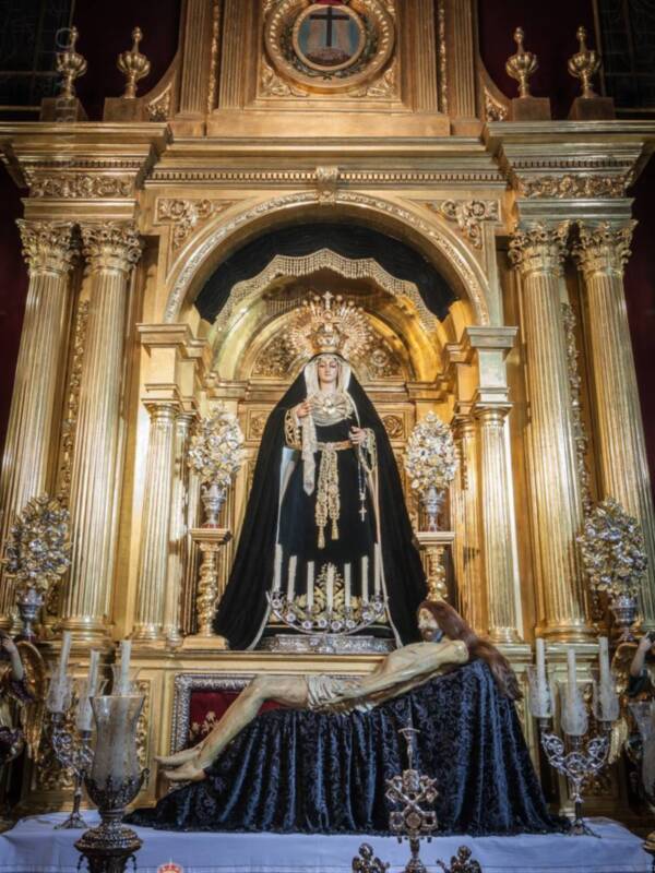 Solemne misa de Réquiem por los hermanos/as difuntos de la Hermandad de la Soledad de Alcalá del Río.