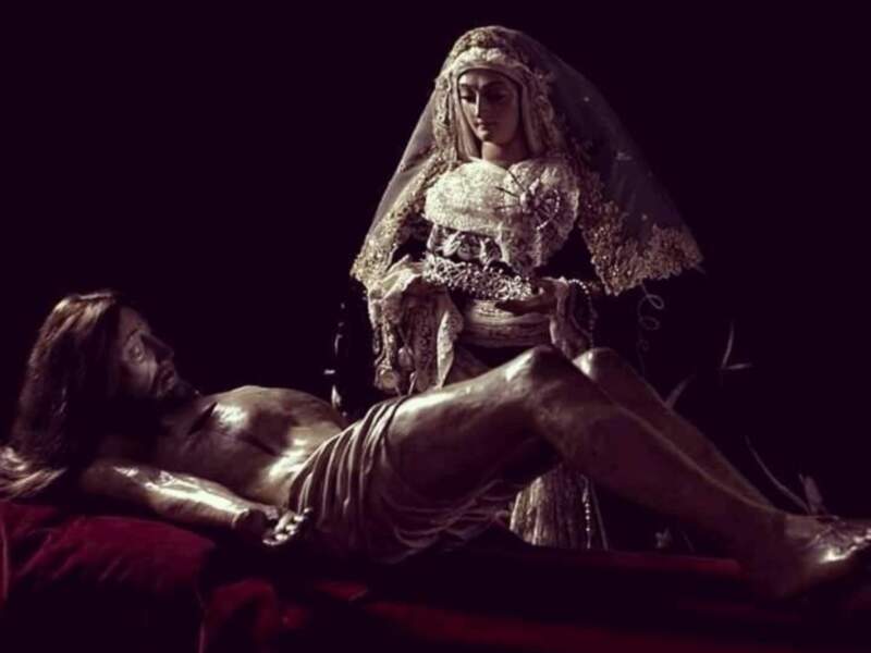 Escultura religiosa de un hombre y una mujer, posiblemente representando a Cristo y la Virgen María en un momento de dolor o luto.