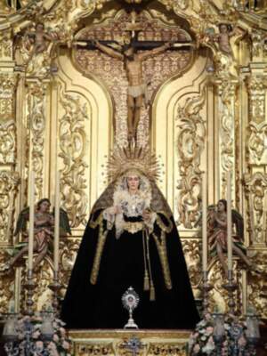  La Virgen de las Angustias  viste de negro en señal de luto durante el mes de noviembre.